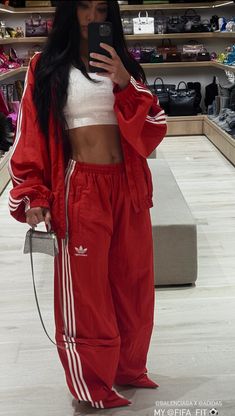 Adidas Track Pants Outfit, Adidas Sweatpants Outfit, Balenciaga X Adidas, Sporty Chic Outfits, Balenciaga Adidas, Looks Adidas, Track Pants Outfit, Kim K Style, Latest Instagram