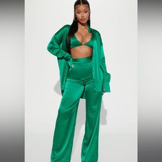 Very Pretty Satin Green 3 Piece Set Available In Size Large Nwt Emareld Green Outfit, 2 Piece Pants Set, Birthday Pantsuit Outfit, Satin Pant Set, Kelly Green Outfits For Women, Green Brunch Outfit, Green Outfit Black Woman, Green 2 Piece Outfit, Satin Set Outfit