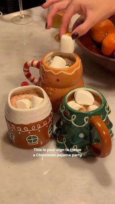 Christmas Aesthetic Hot Chocolate, Hot Choc Aesthetic, Christmas Mug Aesthetic, Hot Chocolate Christmas Aesthetic, Make Hot Chocolate, Christmas Food And Drinks, Christmas Mugs Aesthetic, Christmas Cafe Aesthetic, Christmas Hot Chocolate Aesthetic