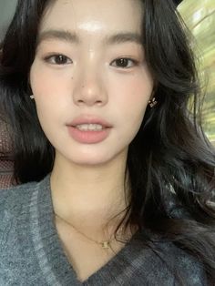 Asian Model Makeup Natural, Makeup For Asian Face, Cool Tone Natural Makeup, No Face Outfit Pic Aesthetic, Face Beauty Marks, Washing Face Aesthetic, Model Makeup Natural, Makeup Monolid, Skincare Headband