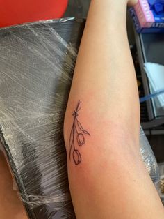 Tatuaggio tulipano con fiocco. Tatuaggio dell’amicizia. Tatuaggio con amica Fine Line Tulip Bouquet Tattoo, Tulip Bunch Tattoo, Bouquet Of Tulips Tattoo, Tulip Fine Line Tattoo, Simple Tulip Tattoo, Tulip Bouquet Tattoo, Stay Tattoo, Places For Tattoos, Amsterdam Tattoo