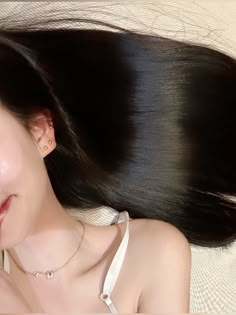 xiaohongshu smooth shiny silky healthy black hair glow up inspo inspiration beauty self care Long Black Shiny Hair, Healthy Hair Manifestation, Silky Hair Aesthetic, Shiny Hair Aesthetic, Short Silky Hair, How To Get Shiny Hair, Healthy Hair Black, Black Silky Hair