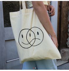 Easy Tote Bag Design, Easy Tote Bag Painting Ideas, Tote Bag Painting Aesthetic, Minimalist Tote Bag Design, Ecobag Design Ideas, Tote Bag Painting Ideas Aesthetic, Toot Bags, Tote Bag Design Diy Paint, Aesthetic Tote Bag Design