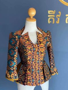 Ankara Tops Blouses, Basic Blouse Pattern, Ankara Blouses, Nigerian Outfits, African Blouses, Cute Short Dresses, New Blouse Designs, Ways To Wear A Scarf