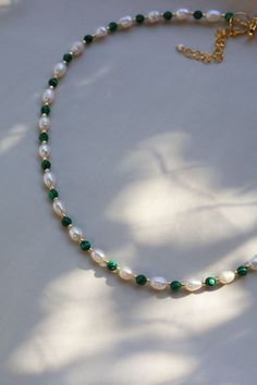 Ideas For Necklaces With Beads, Green Beeds Jewelery, Beaded Jewelry Pearl, Pearl Necklace Inspiration, Pearl Jewelry Handmade, Simple Bead Necklace Ideas, Homemade Necklaces Ideas, Trendy Beaded Jewelry 2023, Diy Necleses