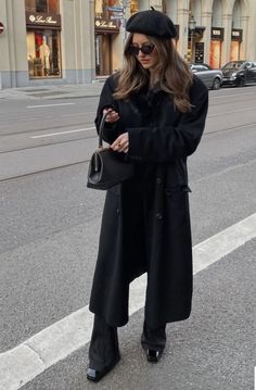 Parisian High Fashion, Winter Italian Fashion, Paris Cold Weather Outfit, Italian Outfit Winter, Italian Fashion Winter, Italian Winter Fashion, Beret Outfits, Parisian Style Winter, Paris Winter Fashion