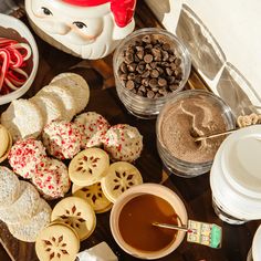 We're showing you how to make a hot cocoa bar for a holiday party. Everything from hot cooca, hot cocoa toppings, and treats to serve. Adult Lunchable Ideas, Lunchable Ideas, Yogurt Breakfast Bowl, Colored Christmas Lights, Week Meal Prep, Bento Box Recipes, Strawberry Pop Tart, Cute Lunch Boxes, Jelly Cookies