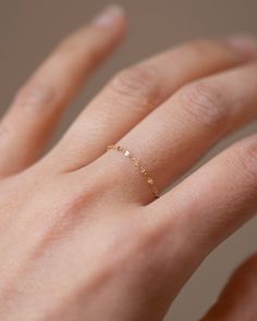 pretty ring Diy Dainty Rings, Dainty Promise Rings, Dainty Gold Rings, Gold Ring Designs, Diamond Free, Stacked Jewelry, Chain Design, Jewelry Inspo, Dainty Ring