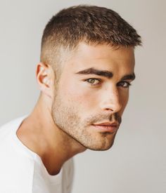 Tagli capelli Uomo 2024 di tendenza in 280 immagini Short Haircut Man, Men Short Haircut, Jawline Men, Fade Haircut With Beard, Crew Cut Hair, Male Haircuts, Crew Cut Haircut, Men Fade Haircut Short, High And Tight Haircut