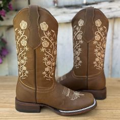 The price already INCLUDES taxes and shipping anywhere in the United States.
This is the SB-Coqueta western boot for women, a must-have in any wardrobe for its versatility and style. In such an attractive tone, this boot shows off a delicate embroidery of little flowers that enhance its design. With a Bulldog last and square toe, it perfectly combines comfort with elegance. Made of crazy leather, with a high-quality leather upper and lining and a cowhide sole, it guarantees durability and comfor Women Ariat Boots, Working Boots For Women, Brown Square Boots, Boots For Quinceanera, Cowgirl Work Boots, Westen Boots, Quince Boots, Boots Vaqueras, Square Toe Boots Women