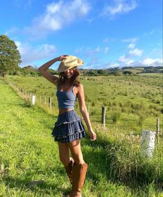 Farm Girl Outfits, Traje Cowgirl, Country Concert Outfits, Farmer Outfit, Foto Cowgirl, Farmer Girl, Cowgirl Style Outfits, Farm Clothes, Southern Outfits