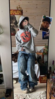 Baggyoutfit Ideas, 90s Fashion Baggy Clothes, Very Baggy Outfits, Skater Hoodie Outfit, How To Style Baggy Hoodie, Tomboy Style Ideas, Sportcore Outfits, Mid90s Fits, Baggy Baggy Outfit