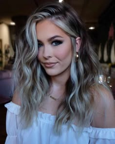 Rambut Brunette, Tan Skin Blonde Hair, Brown Hair With Blonde, Hair 2022, Money Piece, Brown Blonde Hair, Hair Makeover, Hair Color And Cut, Hair Inspiration Color