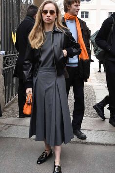 Balenciaga Outfit Women, Pleated Skirt Street Style, H M Aesthetic, M Aesthetic, Skirt Street Style, Grey Pleated Skirt, Fashion Leaders, Suki Waterhouse, 가을 패션