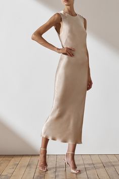 La Lune Bias Sleevless Midi Dress | Gold | Dresses | Shona Joy – Shona Joy International Undercut Hairstyles Women, Grace Loves Lace, Elegante Casual, Mode Inspo, Midi Dress Sleeveless, Gold Dress, Mode Inspiration, Silk Dress, Fashion Inspo Outfits