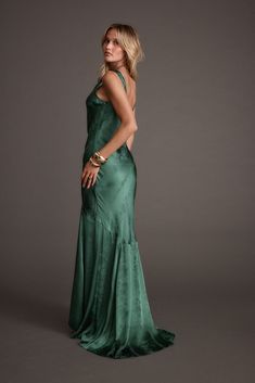 Did someone say black-tie? Featuring a gorgeous trailing train and drop skirt silhouette on a jacquard emerald satin, The Willow Emerald Jacquard Maxi Dress is our roman empire. Pair with your favorite accessories and this one-and-done stunner is made for youuu. Green Gowns, Fall Wardrobe Staples, Fall Sweater Dress, 12th Tribe, Dresses Date Night, Bridal Tops, Fall Wedding Guest Dress, Top Wedding Dresses, Boho Girl