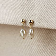 Enhance your style with these stunning 18k gold filled earrings featuring a ball stud post and a beautiful drop baroque pearl. Add elegance to any outfit and make a statement with these unique earrings. Elevate your accessory game today! * Metal: 18k Gold-filled 1/20 * 10mm Simulated Baroque Pearl * 15mm long * Hypoallergenic * High-quality luster synthetic pearls * Water-resistant * Handcrafted in Brazil Pearl Earrings Handmade, Natural Pearl Necklace, Baroque Pearl Earrings, Classy Jewelry, Jewelry Lookbook, Gold Filled Earrings, Jewelry Photography, Jewelry Inspo, Baroque Pearls