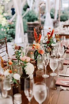 boho wedding reception Farmhouse Table Bud Vases Wedding, Fall Bud Vases, Boho Chic Wedding Flowers, Fall Wedding Tablescapes, Farm Table Decor, Farm Wedding Reception, Bud Vase Centerpiece