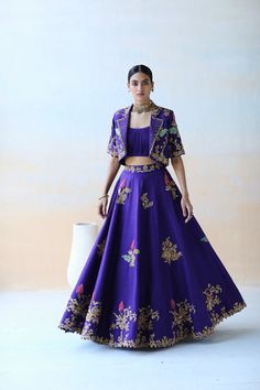 Saverah signifies a fresh  new mélange of our traditional yet modern essence that reflects confidence in our own skin. Reflecting timeless luxury with contemporary interpretations of heritage, It brings to you an eclectic mix of intricate craft on vibrant & deep colors. Lehenga For Petite Women, Purple Ghagra, Lehenga Embroidery Design, Lehenga Inspiration, Orang India, Jacket Lehenga, Purple Lehenga, Luxury Pret, Lehenga Designs Simple