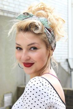 1950s Head Scarf, Cabelo Pin Up, Retro Updo, 1950s Hairstyles, 50s Hairstyles, Pinup Hair, Vacation Hairstyles, Rockabilly Hair, Pin Up Hair