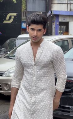 Kurta Ideas Men Wedding, Off White Kurta For Men, Kurta Ideas Men, Kurta Outfit Ideas, Kurta Outfit, Paras Kalnawat, Kurta Ideas, Pathani Suit, Gents Wear