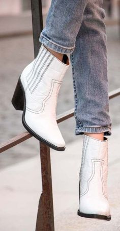 #beautiful #Ideas #Stiefel #western #Womens Boots Western Womens Beautiful 46 Ideas Stiefel Western Womens Beautiful 46 Ideas #Stiefel 2022 Boots, How To Wear Cowboy Boots, Shoes Art, Punk Shoes, Look Jean, Trendy Boots, Boating Outfit, Feminine Chic