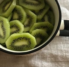 Киви в боуле Kiwi Aesthetic Fruit, Fruits Aesthetic, Food Aesthetics, Fruit Flowers, Tropical Fruits, Health Problems