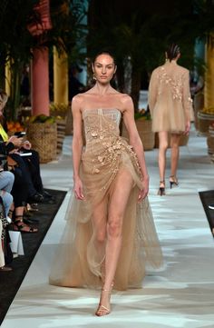 Paris Fashion Week Dresses Runway, Italian Designers Fashion, Fashion Outfits Runway, High Fashion Runway Outfits, Run Way Fashion, Lv Runway, Fashion Runway Outfits, Summer Runway Fashion