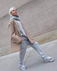 Slouchy Style, Fresh Outfits, Grey Sweatpants, Classic Blazer, Classic Wardrobe, 인물 사진, Classic Outfits, Fashion Editor, Sweater Fashion