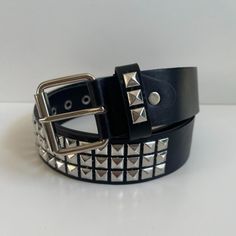 Y2k 2000s Classic Diamond-Studded Black And Silver Goth Emo Belt These Belts Are Unisex! Three Rows Of Silver Studs Are Perfectly Finished 1.5w X 40l Brand New 2000s Goth, Kids Belt, Western Buckles, Braided Leather Belt, Louis Vuitton Belt, Y2k 2000s, Vintage Belt Buckles, Studded Belt, Metal Belt