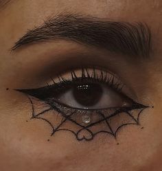 Skeleton Eyeliner Makeup, Cute Black Eyeliner Looks, Simple Spider Makeup Halloween, Halloween Makeup Looks With Rhinestones, G59 Makeup Looks, Vampire Eyeliner Looks, Black Fairy Makeup Halloween, Halloween Makeup Looks Eyeliner, Eyeliner Looks For Halloween