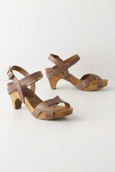 Summer Clogs, Heeled Clogs, Wedding Theme Ideas, Wooden Heels, Clog Sandals, Cute Jeans, Wooden Heel