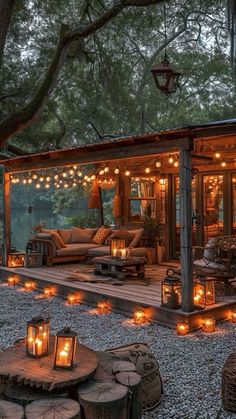 a small cabin with lots of lights around it