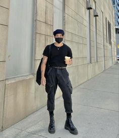 Looks masculinos para faculdade, é um assunto que vem sendo bastante pesquisado, principalmente se você está ingressando na vida universitária é comum ter dúvidas como se portar ao se vestir para a universidade. Techno Outfit Men, Gothic Style Men, Dr Martens Men Outfit, Mode Queer, Techno Outfit, Black Outfit Men, Boots Outfit Men, Street Style Outfits Men, Men Stylish Dress