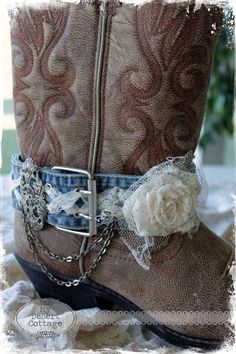 Decorate Boots Diy, Diy Wedding Shoes, Country Shoes Boots, Bling Wedding Shoes, Boots Diy, Country Shoes, Bota Country