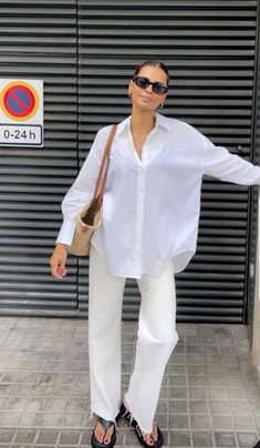 Minimalistic Style, Neue Outfits, Looks Street Style, Mode Inspo, Moda Vintage, Look Vintage, White Pants, Look Chic