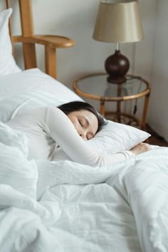 Getting a good night’s sleep is so incredibly important for your physical and mental health. If you’re finding recently that you can’t get to sleep […] Snoring Remedies, How To Stop Snoring, Sleep Habits, Natural Sleep Aids, Slaap Lekker, Quality Sleep, Michael Phelps, Sleep Schedule, Sleeping Habits