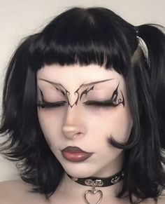 Korn Makeup Look, Cybergoth Eyeliner, Gothic Graphic Eyeliner, Moon Eyeliner, Techno Makeup Rave, Graphic Eyeliner Goth, No Eyebrows Makeup Look, Goth Graphic Liner, Techno Makeup