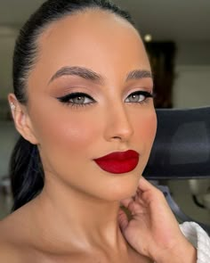 Red Lipstick Makeup Looks, Red Lips Makeup Look, Makeup Ojos, Makeup Advertisement, Perfect Makeup Look, Classy Makeup, Glam Wedding Makeup, Red Lipstick Makeup, Red Lip Makeup