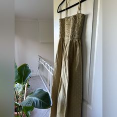 Madewell Linen Maxi Dress From 2023. Bought For A Wedding, Didn’t Wear And Forgot To Return! The Size Is Xxs But I Normally Wear A Small So It Definitely Runs Big. I’m 5’4 And The Length Would’ve Been Maxi Length For Me, Could Be More Tea Length If You’re Taller! Black Floral Maxi Dress, Green Maxi, Crochet Halter Tops, Linen Maxi Dress, Slip Skirt, Pleated Maxi Dress, Madewell Dresses, Striped Maxi Dresses, Maxi Dress Green