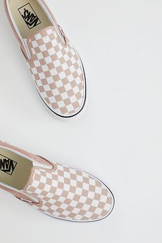 Classic slip-on Vans with a too cool checkered design. Featuring sturdy canvas upper and rubber sole for an ultra-comfortable wear. Thailand Shopping, Vans Slip On Shoes, Cute Vans, New Sneakers, Trendy Sneakers, Leather Shoes Woman, Vans Sneakers, Sneakers Outfit