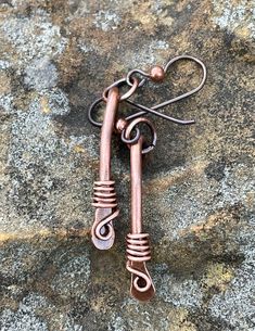 Hammered Copper Earrings with Copper Swirls on Niobium Ear Wires. Diy Silversmithing, Hammered Copper Earrings, Silversmithing Jewelry, Copper Jewellery, Aluminum Jewelry, Diy Wire Jewelry, The Ear, Hammered Copper, Copper Earrings