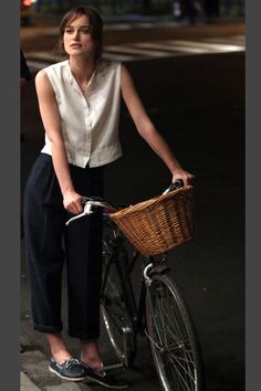 Animation Industry, Keira Knightley Style, Paperbag Hose, Estilo Hipster, Summer Blues, Cycle Chic, Riding A Bike