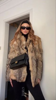 Faux Fur Coat Outfit, Mode Au Ski, Faux Fur Coats Outfit, Old Money Winter, Fur Coat Outfit, Skandinavian Fashion, Aesthetic Autumn, Chique Outfits, Coat Outfit