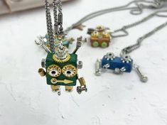 Height: 2.7-4 Cm/ 1-1.6 In Width:2.5-4.6 Cm/ 1-1.8 In **Gift boxes are NOT sold separately. If you want to purchase gift boxes, please add the items and gift boxes you want to buy to your shopping cart and place an order together** This striking Punk Robot Necklace is a true statement piece that beautifully encapsulates the blend of contemporary technology and punk aesthetics. Crafted with meticulous attention to detail, the main body features a high-quality wooden pendant that has been expertly Fantasy Robot, Punk Aesthetics, Steampunk Robot, Wooden Pendant, Christmas Present, Gift Boxes, Halloween Shopping, Necklace Set, Decor Gifts