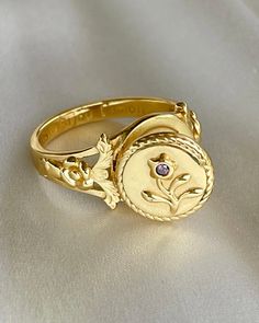 Vintage Locket Ring, Star Items, Ring Locket, Locket Ideas, Poison Ring, Vintage Locket, Ring Inspiration, Locket Ring, Gold Rings Fashion