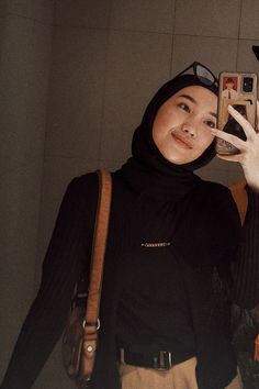 Follow Yuk ! Perpaduan Ootd Hijab Remaja Cardigan Trend Kekinian #ootdhijabcardigan #ootdhijabremaja Short Black Cardigan Outfit, Short Black Cardigan, Black Cardigan Outfit, Ootd Cardigan, Ootd Mirror