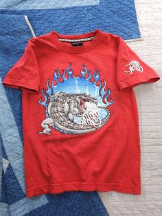 Listing: Vintage JNCO Jeans Red T-shirt RARE Skater Flaming Crocodile Y2K Youth S Size on Tag: S Flaws: No major flaws Measurements: Please see the photos in the listing. If you require additional measurements or information about this item, feel free to send a message. Red Graphic Tee, Vintage Shirt Design, 2000s Clothing, Funky Shirts, Skater Shirts, Vintage Graphic Tees, Jnco Jeans, Aesthetic Outfits Men, Jean Vintage