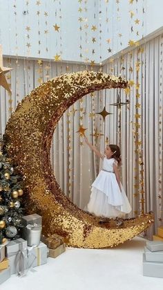 Starry Night Christmas Decorations, Moon Party Decor, Celestial Christmas, Starry Night Prom, Christmas Moon, Naming Ceremony Decoration, Clouds Nursery, Twinkle Twinkle Baby Shower, Cute Birthday Pictures