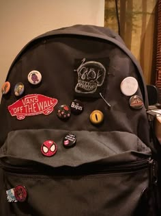 Stile Ragazza Skater, Punk Backpack, Teen Backpack, Skull Patch, Punk Pins, Bag Pins, Backpack Decoration, Cute Bags